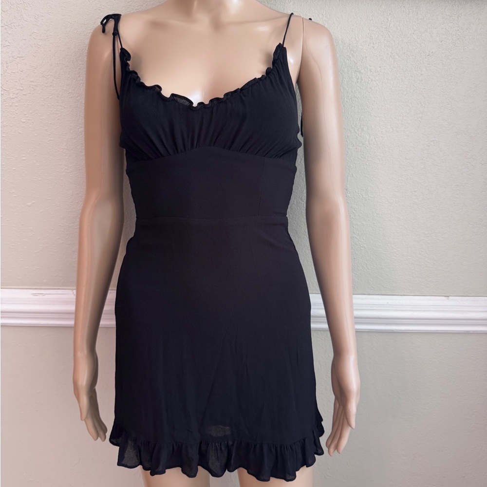 Reformation Black Ruffled 𝐌𝐈𝐍𝐈 𝐃𝐑𝐄𝐒𝐒 𝐒𝐈𝐙𝐄 𝟒 𝐋𝐈𝐊𝐄 𝐍𝐄𝐖 - Picture 2 of 10